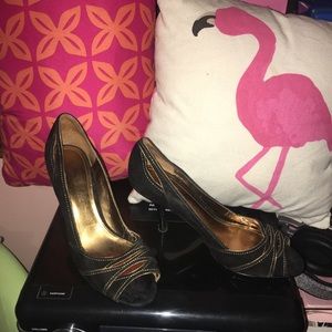 Black and gold peep toe pump
